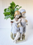 Večja figura deklice in dečka iz nemškega porcelana