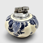 Vintage namizni vžigalnik Delft Blue keramika modro-bel