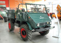 Mercedes-Benz Unimog 411 samo motor v delujočem stanju