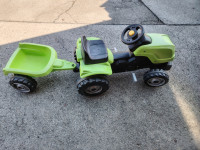 otroški traktor na pedala s prikolico