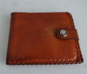 Stara usnjena denarnica, zaprta meri 11 x 9 cm