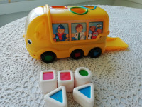 Avtobus z geometrijskimi liki za mlajše