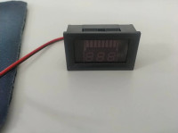 Merilnik akumulatorjev 12V ali 24V - indikator napolnjenosti baterije