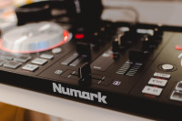 Numark Mixtrack PRO 3 DJ kontroler