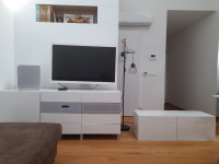 Dnevna soba s TV Uppleva z omaro. Omare Ikea Besta