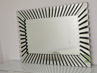 Prodam ugodno  novo ogledalo še zapakirano mere 115 x 80 cena 120 e