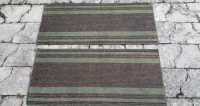 Dve preprogi ali tepiha dimenzij 1325 in 1380 x 620 x 5 mm (D x Š x V)