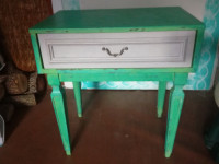 zelena lesena mizica s predalom, omarica