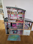Barbie hiša, lesena, štiri nadstropna, velika, dimenzij 127cm x 135cm