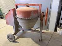 MEŠALEC ZA BETON EM-300, LIV, VOLUMEN 300 L