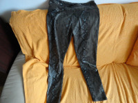 hlače dolge kačji vzorec štXL/XXL nove,tople.