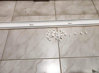 Bele krnise s kaveljčki za pritrditev