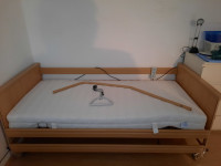 Električa bolniška postelja s trapezom in jogijem