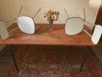 miza s kovinskim ogrodjem in 3 aluminijasti stoli