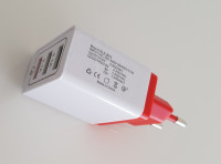 Nov, zelo kvaliteten hiter hišni polnilec - 3 USB vhodi 2,1A