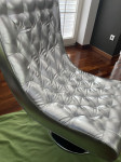 NOV vrtljiv fotelj srebrne barve