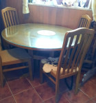 Okrogla hrastova miza s stoli in steklom