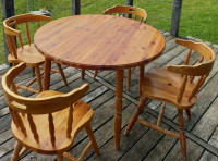 Okrogla lesena miza in 4 stoli