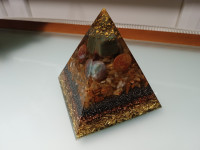 orgonit-piramida s 24-karatnim zlatom