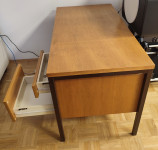 Pisalna miza z dvema predaloma, mere 117*67,5*59