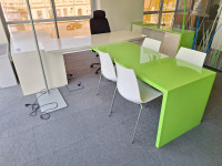 Pisalna miza z dvema regaloma