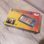 NOVO - Polnilec za baterije - ( Univerzalni polnilec za NI-CD NI-MH )