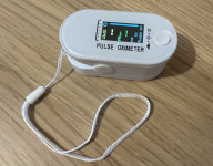 Prstni pulzni oksimeter in merilnik srčnega utripa
