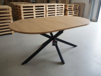 OUTLET: Ovalna raztegljiva miza (180–220 cm) – Hrast & Kovina