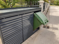 Smetarnik ali box za zabojnike za smeti