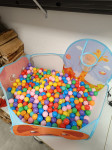 večbarvne otroške igralne žogice cca 800 kosov