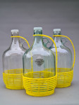 Velika steklenica z rumenim plastičnim ročajem