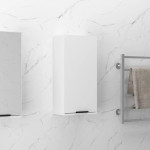 vidaXL Stenska kopalniška omarica visok sijaj bela 32x20x67 cm