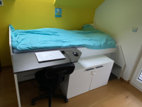 Otroška / mladinska postelja z omarico in pisalno mizo