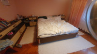 Spalnica - postelja, omare, nočne mizice, stranske mizice