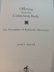 Zavestno gibanje, Janet Adler, telesno zavedanje, avtentično gibanje