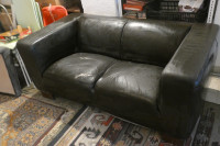 PODARIM. Usnjen dvosed, zelo udoben, temno rjav