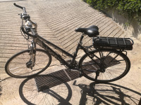 Predelano žensko električno kolo
