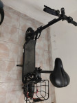 Električni skiro s sedežem