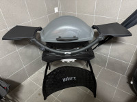 ELEKTRICNI ZAR WEBER Q 2400 NA STOJALU