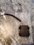 REGULATOR NAPETOSTI 12V 4 PIN ZA SKUTER ALI MOTOR ATV OD 50 - 250 CCM