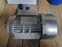 Elektromotor IEC 80 A4, prirobnica B14FT100, 0,55 kW