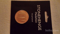 MEDALJON STONEHENGE- POZLAČEN