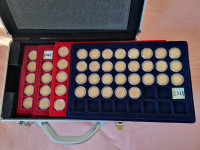 Spominski kovanci za dva evra UNC v kapsulah na pladnjih v kovčku