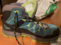 Prodamo pohodniške otroške čevlje Salewa št.35