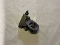 068116417A - NOSILEC OLJNEGA FILTRA AUDI 80