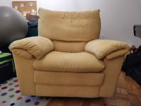 Odlično ohranjen, kvaliteten in udoben fotelj v rumeni barvi (1m)