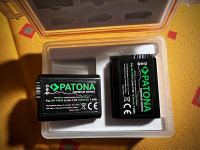 2x Patona NP-FW50 + polnilec + škatlica