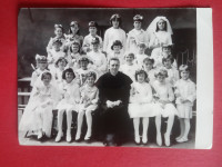 Skupinska fotografija.Obhajilo.Otroci.Duhovnik