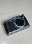 Fotoaparat FUJIFILM FinePix X100 + polnilec | delujoč | rahlo poškodov
