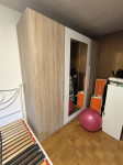 Deljena garderobna omara
